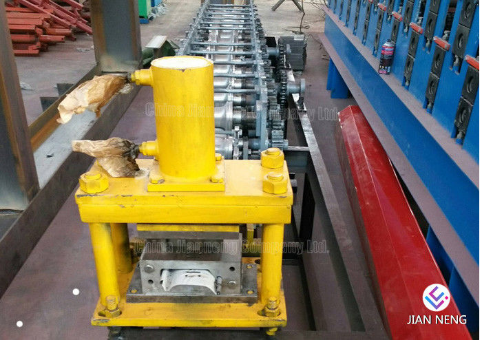 Hidrolik Bertenaga Metal Mesin Roofing Ketebalan 0,4 - 0,7mm Untuk Dinding Cladding