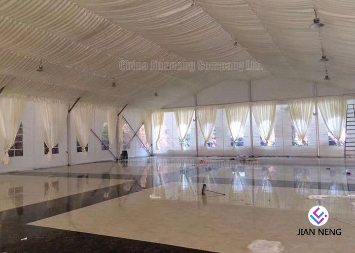 Tenda Mewah Di Luar Tenda Pernikahan Dengan Tirai Lapisan Berwarna-warni Untuk Pesta Acara