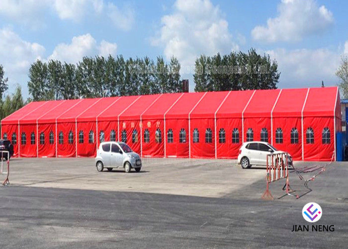 Tenda Pesta Pernikahan Warna Merah 20x30m Untuk 500 Orang Dengan Tirai Dan Pelapis