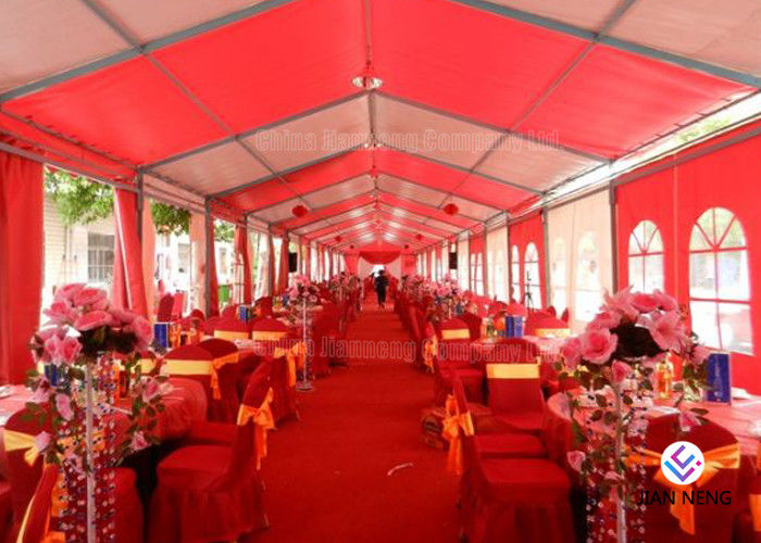 Tenda Pesta Pernikahan Warna Merah 20x30m Untuk 500 Orang Dengan Tirai Dan Pelapis